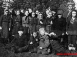 Od lewej: Ptaszyńska Nina, Łuksza Wiera, ?, ?, ?, Kazberuk Maria, ?, Szymaniuk Zinaida, Szczko (obecnie), ?, ?, ?, ?, ?, ?, ?. Na dole od lewej: ?, Oniśkiewicz Mikołaj, Oniśkiewicz Grzegorz i ?