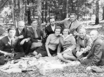 Od lewej: Oniskiewicz Mikołaj, Szymaniuk Jan, Szymaniuk ?, Szymaniuk Aleksander, Oniskiewicz Stanisława, ?, ?, Olichwier Konstanty i "Partyzan"