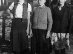 Od lewej: Mackiewicz Maria, Gryko Paraskiewa, Zasim Anastazja, a w tle Gryko Stefan
